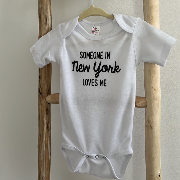 Someone In New York Loves Me Onesie Sz 6-12 months - Picture 2 of 5